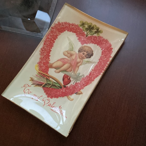 Excellent condition glass & gold leaf Vintage Valentine Cherub Dish 6 x 3.5 in. - Picture 2 of 6